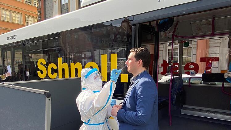 Als erster lie&szlig; sich Coburgs Oberb&uuml;rgermesiter Dominik Sauerteig vor dem Testmobil auf dem Coburger Marktplatz testen.Foto: Stadt Coburg