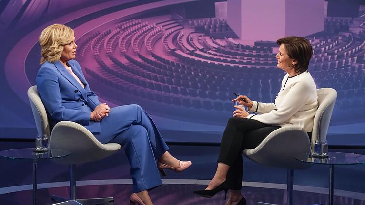 "Es war so nicht geplant", gibt Bundestagspräsidentin Julia Klöckner im Gespräch mit Sandra Maischberger zu.