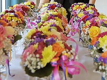 Biedermeiersträußchen stehen bereit für die Ehrengäste des Neujahrsempfangs. Fotos: Sigismund von Dobschütz