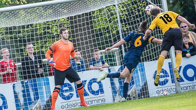 Kein Tor: Stadtsteinachs Spielertrainer Schlegel köpft auf das Gehäuse von Torwart Susko. Christian Hain (Mitte) kommt zu spät. Foto: Alexander Muck