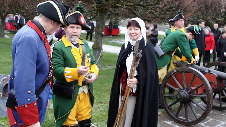 Mit ihren traditionellen Uniformen und Trachten zog die Kronacher Bürgerwehr wieder viele Blicke auf sich.