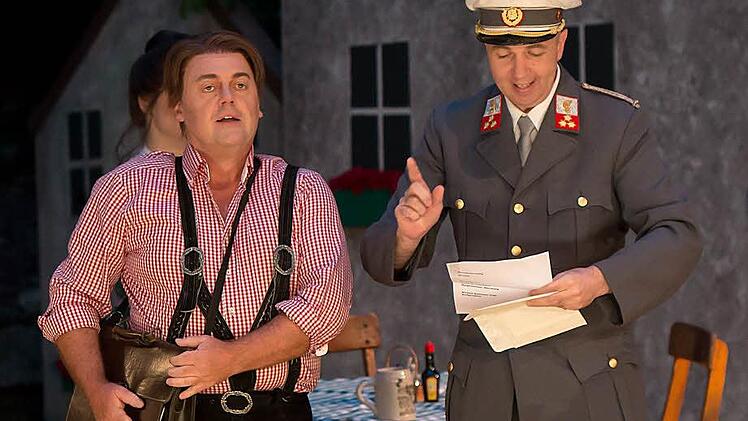 Szenen aus "Der fidele Bauer" auf der Waldbühne Heldritt.  Fotos: Albert Höchstädter