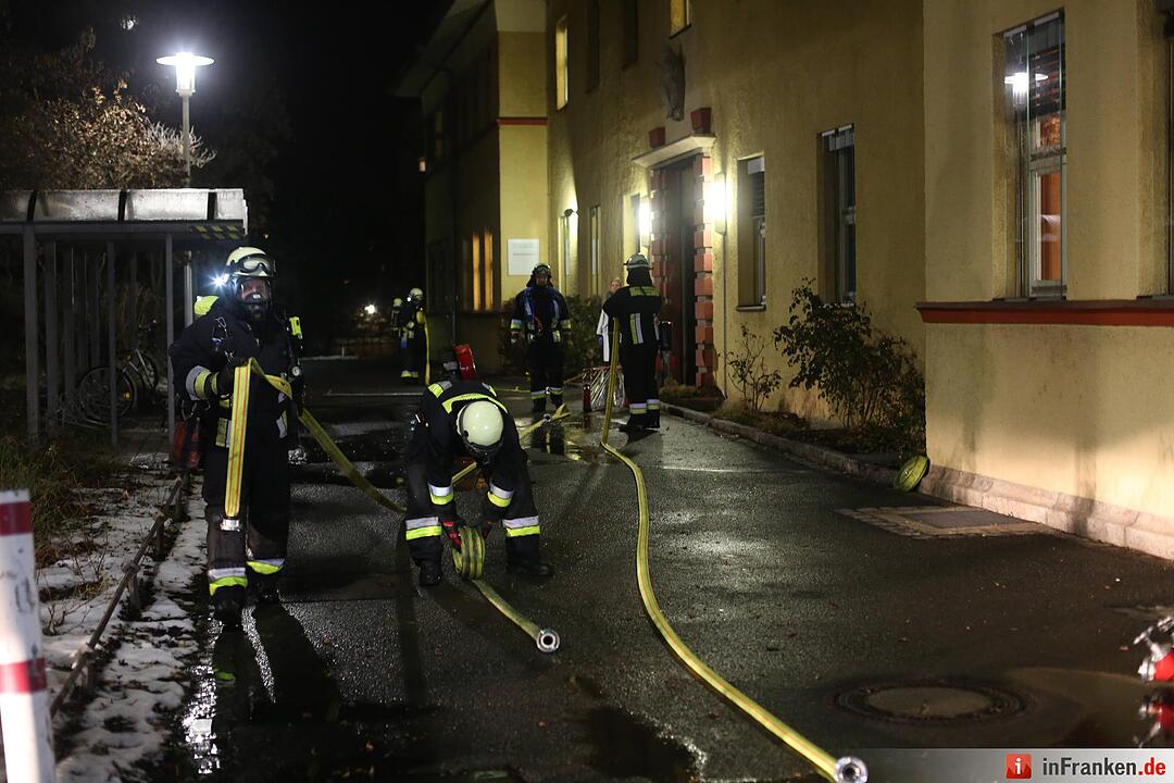 Bett fing im Klinikum Feuer - Großeinsatz der Rettungskräfte in Nürnberg-Nord