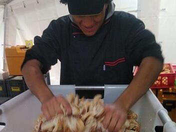 Kevin Kungu von der Stangenrother Feuerwehr bei der Zubereitung von Speisen in der Feldküche. Foto: Sebastian Metz