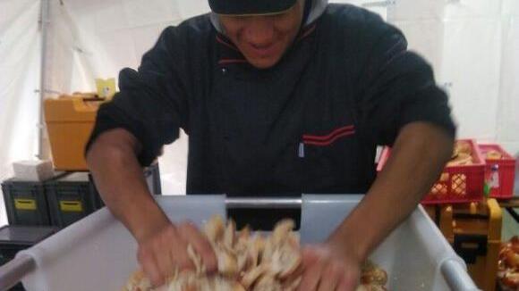 Kevin Kungu von der Stangenrother Feuerwehr bei der Zubereitung von Speisen in der Feldküche. Foto: Sebastian Metz