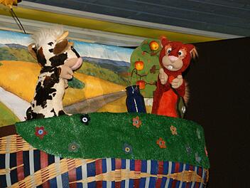 Einen rundum gelungenen Familientag zum Thema "Umweltschutz und Müllvermeidung genossen Kinder, Eltern und Personal des Kindergartens Oberschleichach. Höhepunkt war das Korbtheater von Ali Büttner mit dem Stück "Olga packt aus", bei dem es um Verpackungsmüll ging.