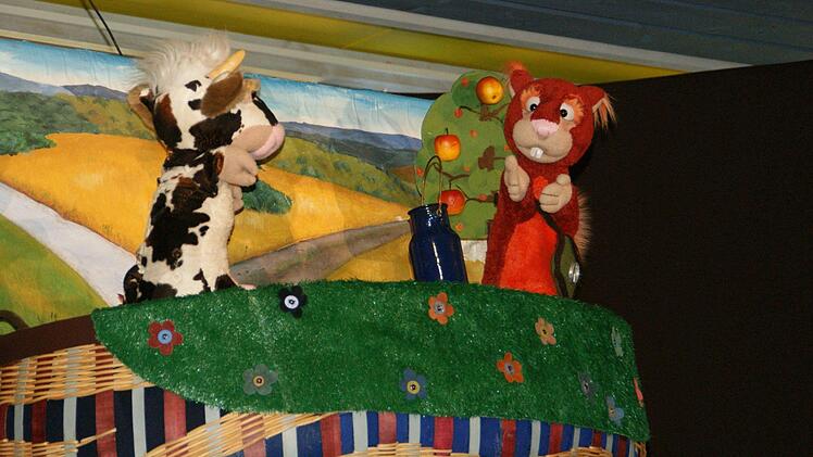 Einen rundum gelungenen Familientag zum Thema "Umweltschutz und Müllvermeidung genossen Kinder, Eltern und Personal des Kindergartens Oberschleichach. Höhepunkt war das Korbtheater von Ali Büttner mit dem Stück "Olga packt aus", bei dem es um Verpackungsmüll ging.