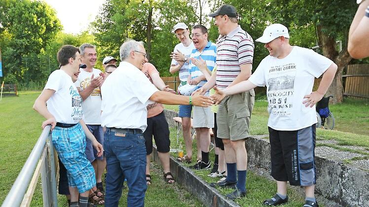 Die Besucher von der Lebenshilfe freuen sich über die Geldspende durch den 2. Vorsitzenden des FC Kronach Stefan Lach.