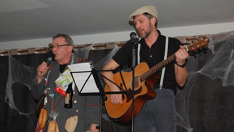 Der Mantel des "Steinbergers", Paul Hartmann (links), war ein kleiner Dorfladen. Norman Beyer (rechts) unterstützte den Gesang mit der Gitarre.Anna-Lena Herbert
