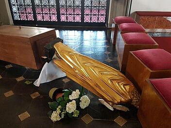 Eine umgestürzte Heiligenfigur mit vergoldetem Gewand. Möglicherweise war der festgenommene Mann darauf aus, aus gestohlenen Antiquitäten Geld zu machen. Foto: Pfarrer Marcus Wolf