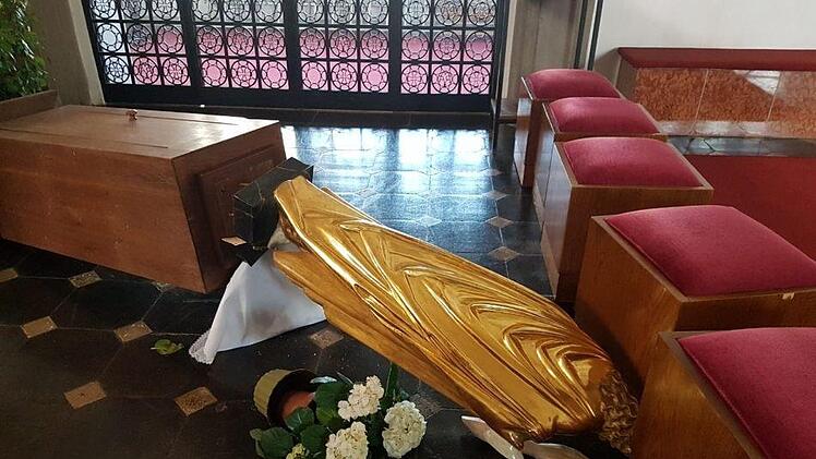Eine umgestürzte Heiligenfigur mit vergoldetem Gewand. Möglicherweise war der festgenommene Mann darauf aus, aus gestohlenen Antiquitäten Geld zu machen. Foto: Pfarrer Marcus Wolf