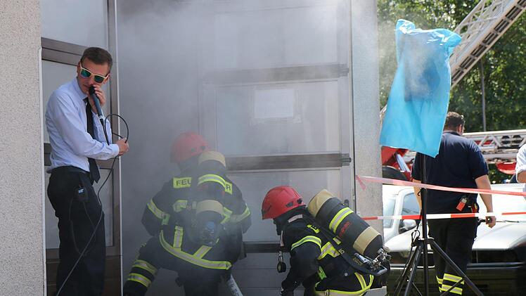 Bei der Übung. Das Gebäude ist verqualmt.  Foto: Thomas Neubauer