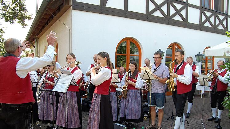 Für gute Stimmung sorgte die Wartmannsrother Musikvereinigung.Sigismund von Dobschütz