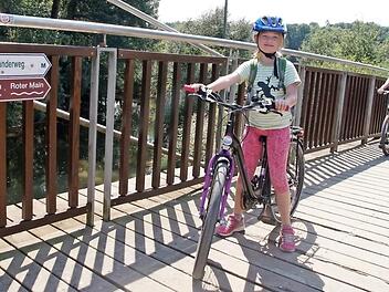 Fr&ouml;hlich grinsen Anna Wenninge (vorne) und Lilly Pachter auf der Br&uuml;cke des Mainzusammenflusses in die Kamera. Foto: Mario Deller