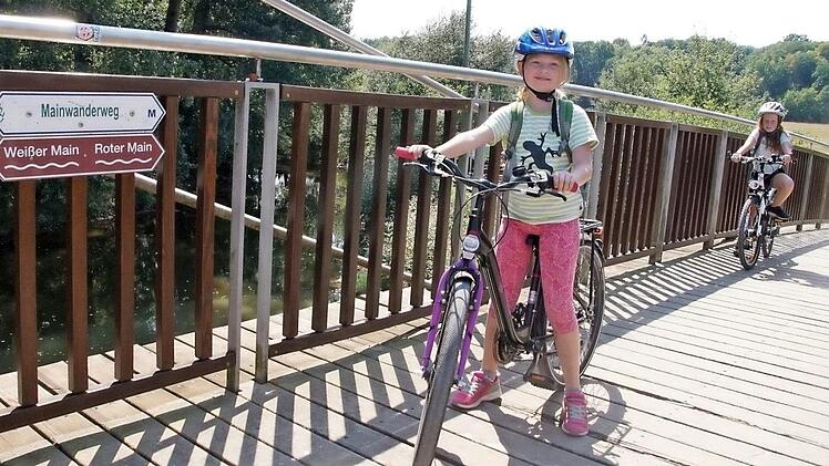 Fr&ouml;hlich grinsen Anna Wenninge (vorne) und Lilly Pachter auf der Br&uuml;cke des Mainzusammenflusses in die Kamera. Foto: Mario Deller