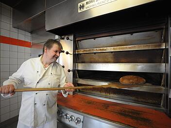 Kleine Lebensmittelfachgeschäfte wie etwa Bäckereien (im Bild Bäcker Heribert Hedrich) oder Metzgereien, gibt es noch fast in jeder Kommune im Landkreis Bad Kissingen. Archiv Siegfried Farkas