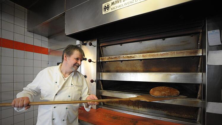 Kleine Lebensmittelfachgeschäfte wie etwa Bäckereien (im Bild Bäcker Heribert Hedrich) oder Metzgereien, gibt es noch fast in jeder Kommune im Landkreis Bad Kissingen. Archiv Siegfried Farkas