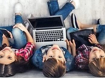 Im Vordergrund der Spende von Siemens und Siemens Caring Hands steht der Zugang von sozial benachteiligten Familien und älteren Menschen zu digitalem Equipment, um die soziale Teilhabe am digitalen Wandel zu gewährleisten.