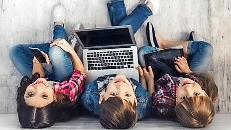 Im Vordergrund der Spende von Siemens und Siemens Caring Hands steht der Zugang von sozial benachteiligten Familien und älteren Menschen zu digitalem Equipment, um die soziale Teilhabe am digitalen Wandel zu gewährleisten.