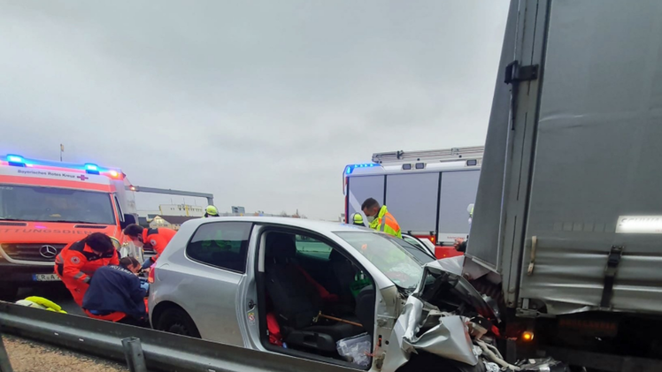 A3 bei Erlangen: Auffahrunfall - Autofahrerin fährt fast ungebremst in Sattelzug