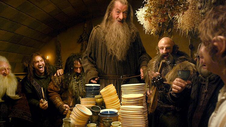 Gemeinsam mit Gandalf (Ian McKellen, Mitte) und den Zwergen will Bilbo Beutlin (Martin Freeman, ganz rechts) den Drachen Smaug aus dem Einsamen Berg vertreiben.