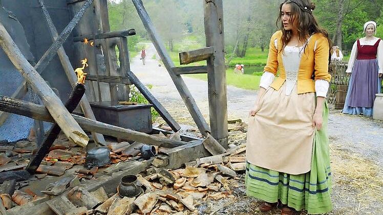 "Siebenschön" (Xenia Assenza) vor ihrem abgebrannten Elternhaus. Fotos: Andrea Friedrich