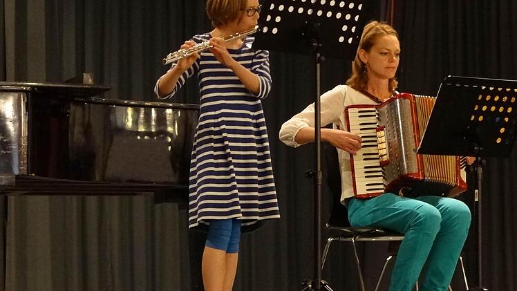 Wenn Mutter und Tochter zusammen musizieren, dann ist das die Familie Pascher. Lilit (Querflöte) und Sabine (Akkordeon) Pascher präsentierten die "Achterlpolka".