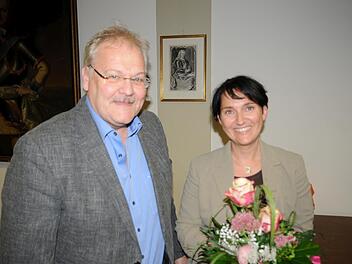 Mit einem Blumenstrauß verabschiedete Zweiter Bürgermeister Claus Bittenbrünn Gabriele Blank-Henk (SPD) aus dem Stadtratsgremium von Königsberg, wo sie zum 1. Oktober die Stelle der Kämmerin übernehmen wird. Foto: Gerold Snater