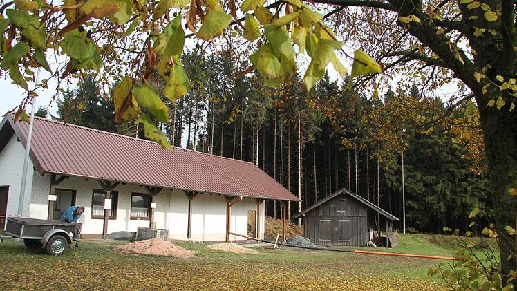 Hinter der Holzhütte wird in Zukunft der Einstieg in die Loipe sein. Foto: Sonja Adam