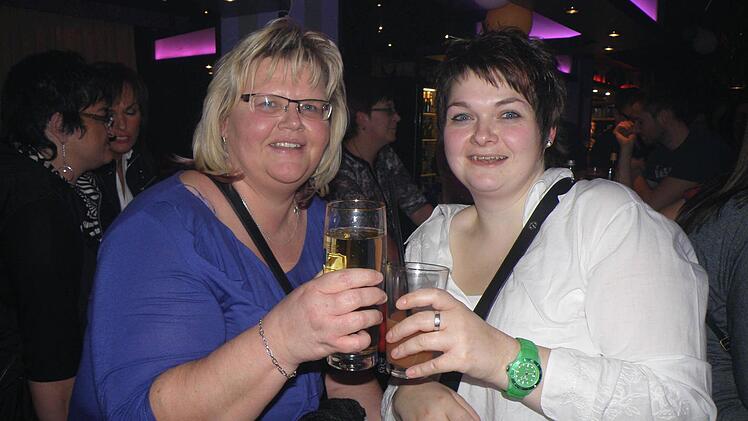 "Bauer sucht Frau"-Fans Anita (links) und Steffi schnupperten Discoluft.