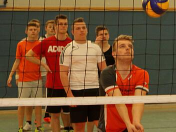 "Baggern" und Spielen des Balles von unten gehörten zu den Übungen. Fotos: Günther Geiling