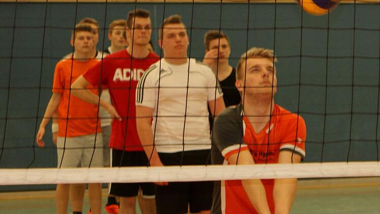 "Baggern" und Spielen des Balles von unten gehörten zu den Übungen. Fotos: Günther Geiling