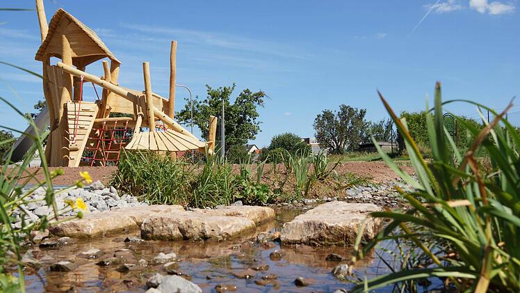 Der Wasserlauf ist fertig, auch das Spielgerät steht schon.Foto: Arkadius Guzy