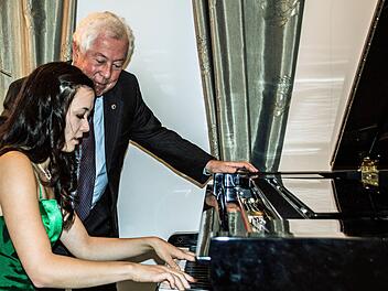 Für die junge Pianistin Nina Scheidmantel hat Giorgio Cumbat ein Solokonzert in der Carnegie Hall organisiert. Foto: Jochen Berger