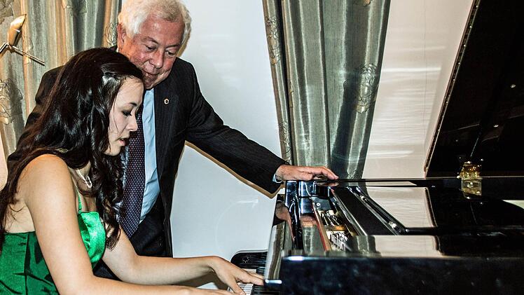 Für die junge Pianistin Nina Scheidmantel hat Giorgio Cumbat ein Solokonzert in der Carnegie Hall organisiert. Foto: Jochen Berger