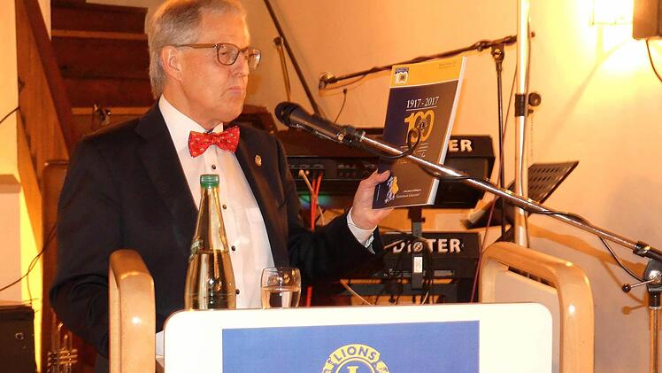 Der Vize-Governor des Lions-Distrikts Bayern-Ost, Professor Ernst-Dietrich Kreuser bei seinem Grußwort Foto: Dieter Hübner
