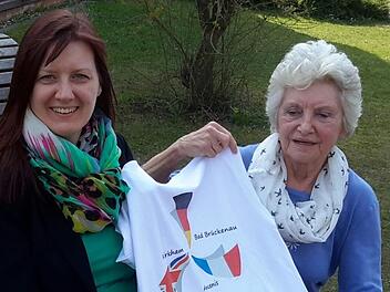 Das neue Ehrenmitglied Marie-Luise Geyer (rechts) und die aktuelle Förderkreis-Vorsitzende Nicole Wirth (links) tauschen sich regelmäßig über die Städtepartnerschaften mit Ancenis und Kirkham aus.  Foto: Rolf Pralle