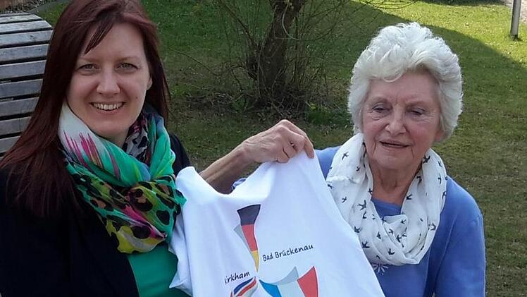 Das neue Ehrenmitglied Marie-Luise Geyer (rechts) und die aktuelle Förderkreis-Vorsitzende Nicole Wirth (links) tauschen sich regelmäßig über die Städtepartnerschaften mit Ancenis und Kirkham aus.  Foto: Rolf Pralle