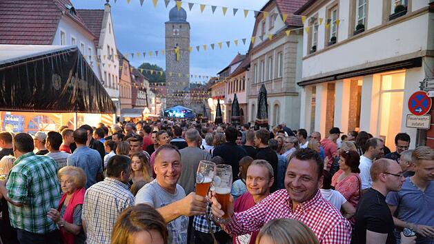 Ein Prosit aufs bunte Treiben in der Altstadt. Auch den G&auml;sten aus Treinfeld und noch weiter her gef&auml;llt's jedes Jahr in Ebern. Archivfoto: Ronald Rinklef
