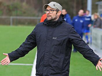 Trainer Mario Franke war zuletzt unzufrieden mit der Leistung seines TSV Neudrossenfeld II, nun fordert er Auswärtspunkte. Am Ende der Saison verlässt Franke die Landesliga-Reserve. Foto: Monika Limmer