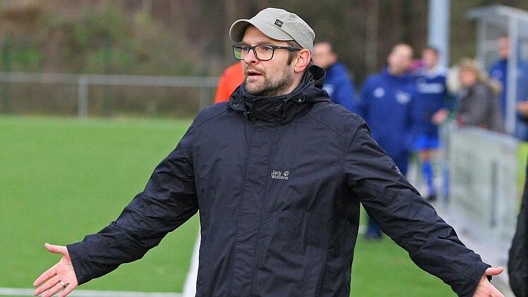 Trainer Mario Franke war zuletzt unzufrieden mit der Leistung seines TSV Neudrossenfeld II, nun fordert er Auswärtspunkte. Am Ende der Saison verlässt Franke die Landesliga-Reserve. Foto: Monika Limmer