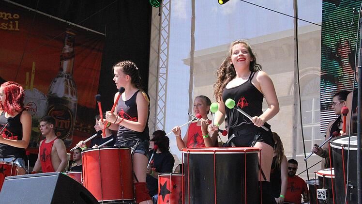 Samba-Festival 2018 in Coburg: Die Gruppe Como Vento aus Altenburg lieferte am Samstagnachmittag eine tolle Show auf der Hauptbühne am Schlossplatz. Oliver Schmidt