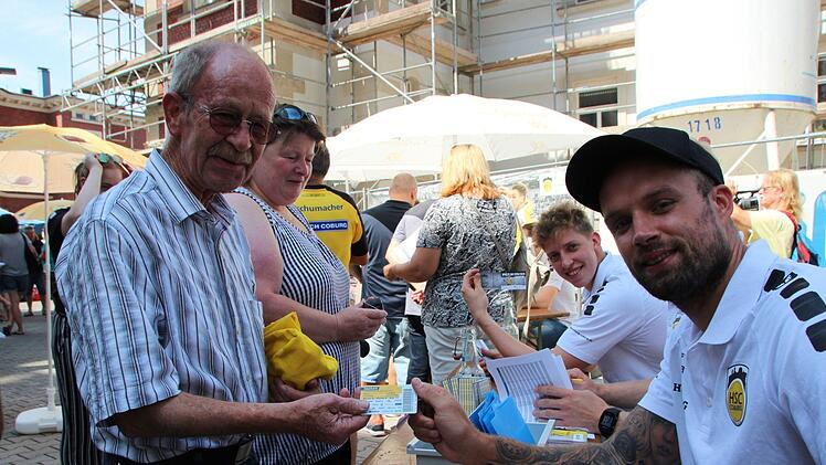 Zum 13. Mal in Folge hat sich Knut von Berg (links) eine HSC-Dauerkarte gekauft. Florian Billek überreichte sie ihm.