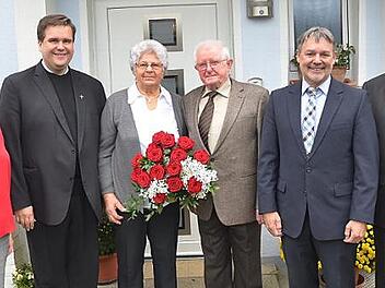 Gratulation zur diamantenen Hochzeit von Rudolf und Margareta Beetz. Von links Elisabeth Scholz (Tochter und Pfarrgemeinderatsvorsitzende), Pfarrer Detlef Pötzl, das Jubelpaar Margareta und Rudolf Beetz, Landratsstellvertreter Gerhard Wunder, Zweiter Bürgermeister Wolfgang Förtsch  Foto: K.-H. Hofmann