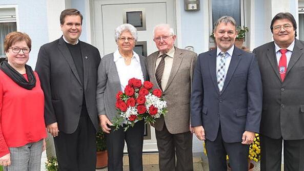 Gratulation zur diamantenen Hochzeit von Rudolf und Margareta Beetz. Von links Elisabeth Scholz (Tochter und Pfarrgemeinderatsvorsitzende), Pfarrer Detlef Pötzl, das Jubelpaar Margareta und Rudolf Beetz, Landratsstellvertreter Gerhard Wunder, Zweiter Bürgermeister Wolfgang Förtsch  Foto: K.-H. Hofmann