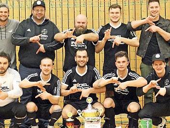 Die Mannschaft von 0816 Gloschberch gewann nach 2018 zum zweiten Mal den Nordwald-Soccer-Cup. Mit im Bild die Turnierverantwortlichen des FC Bayern München Fanclubs Nordhalben.  Fotos: Michael Wunder