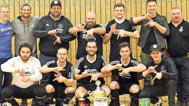 Die Mannschaft von 0816 Gloschberch gewann nach 2018 zum zweiten Mal den Nordwald-Soccer-Cup. Mit im Bild die Turnierverantwortlichen des FC Bayern München Fanclubs Nordhalben.  Fotos: Michael Wunder