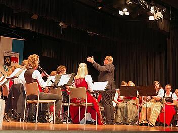 Das diesjährige Gemeinschaftskonzert von Kreisorchester und Kreisseniorenorchester 50+ wurde abgesagt. Das Bild zeigt das Kreisorchester beim Gemeinschaftskonzert im vergangenen November, als man 25 Jahre Kreisorchester Kronach sowie fünf Jahre Kreisseniorenorchester 50+ feierte.  Foto: Heike Schülein
