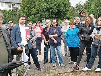 Manfred Meyer, ehemaliger Vorsitzender des Bürgervereins, präsentiert den Vorschlag eines "Seniorengymnastikplatzes" mit Fitnessgeräten direkt beim Rückertpark.