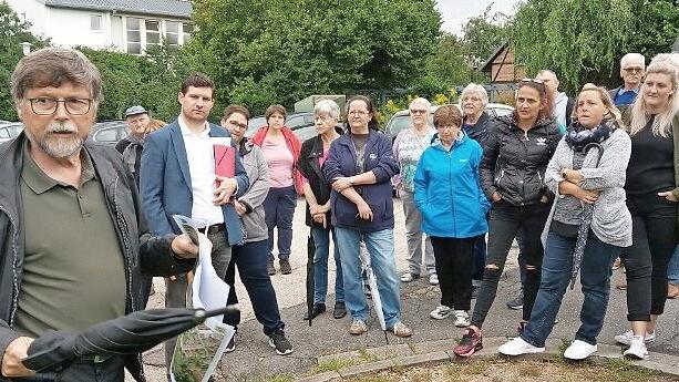Manfred Meyer, ehemaliger Vorsitzender des Bürgervereins, präsentiert den Vorschlag eines "Seniorengymnastikplatzes" mit Fitnessgeräten direkt beim Rückertpark.